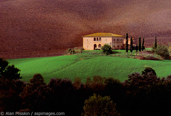 With the fields plowed in the background the farmhouse and grassy area glow in the changing Tuscan light.