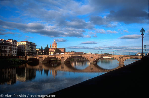 On the way back from photographing the Ponte Vecchio early one morning, I saw this scene and am glad that I took the time to capture this image.