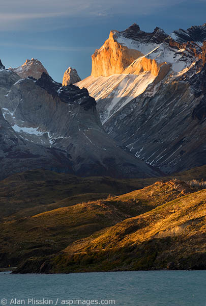 With the setting sun shining on the face of Monte Almirante Nieto the golden glow lit up the shore on the other side of the lake.
